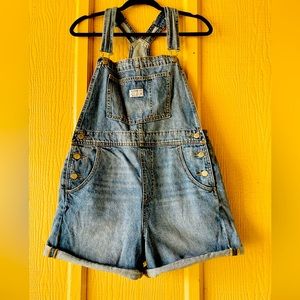 Levi’s vintage-style overall shorts